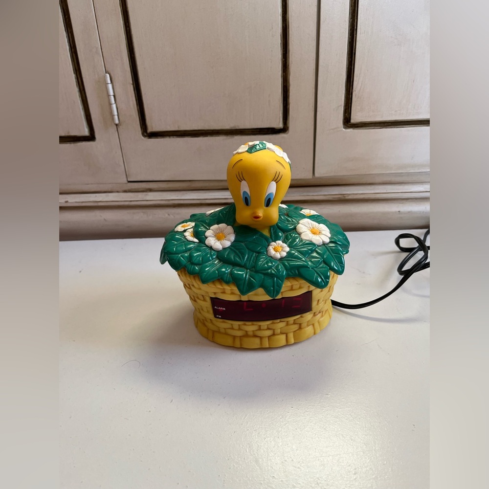 Vintage ‘99 Tweety Bird Alarm Clock Night Light Warner Brothers Looney Toons